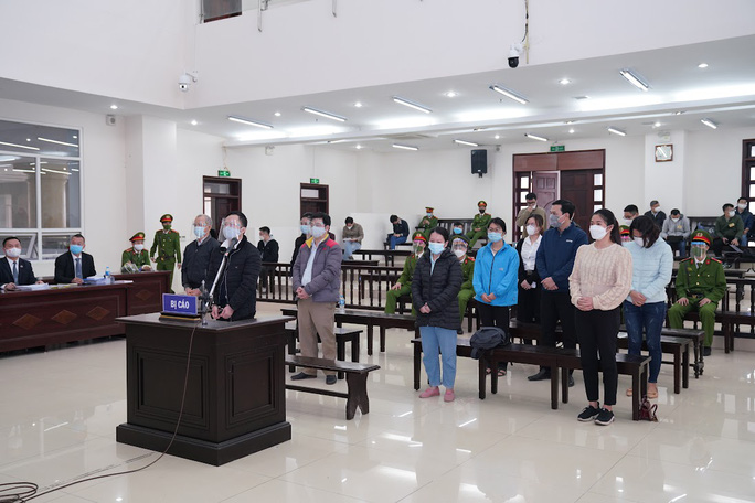 Xét xử vụ bằng giả Đại học Đông Đô: Tòa triệu tập 30 người liên quan, 200 người làm chứng - Ảnh 3. Xét xử vụ bằng giả Đại học Đông Đô: Tòa triệu tập 30 người liên quan, 200 người làm chứng - Ảnh 3.