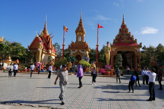 Phát triển du lịch ven biển hút khách ngắm điện gió, xem tôm công nghệ cao - 1