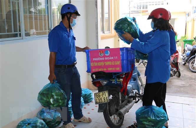 Chuyen ve nhung 'shipper ao xanh' di cho, thu mua nong san giup dan hinh anh 2