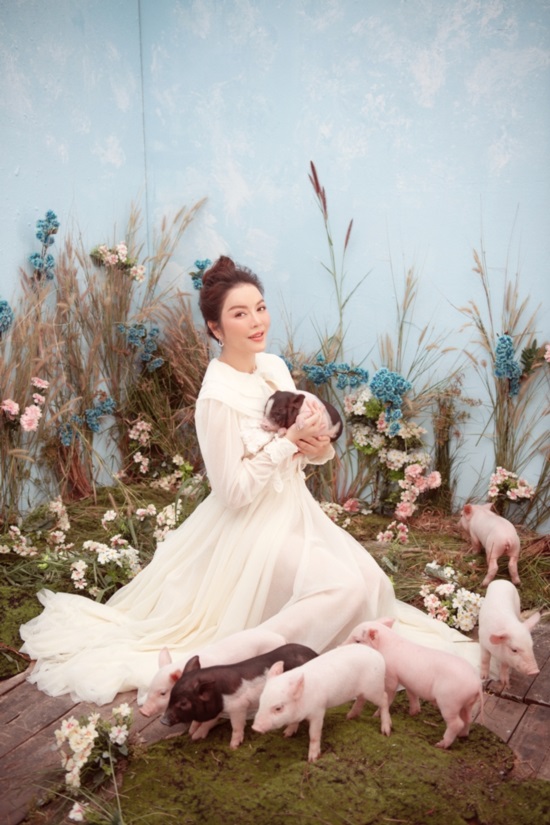 ly nha ky chup anh tet doc dao cung heo con, khoe ve dep non na hinh anh 8
