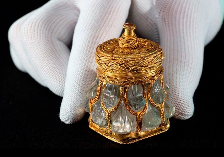 Vẻ đẹp gây sửng sốt của chiếc bình thạch anh bọc vàng hơn 1.000 năm tuổi - 3