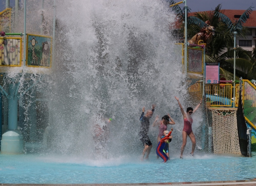 Dàn sao Việt 'đại náo' Vinpearl Land và Safari Phú Quốc