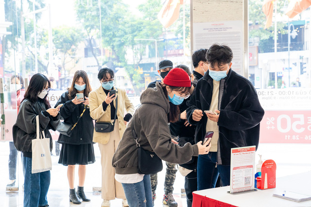 Vincom Black Friday: Khách hàng rộn ràng xếp hàng săn sale “khủng” - Ảnh 8.