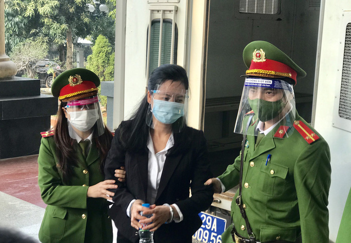 Xét xử vụ bằng giả Đại học Đông Đô: Tòa triệu tập 30 người liên quan, 200 người làm chứng - Ảnh 2. Xét xử vụ bằng giả Đại học Đông Đô: Tòa triệu tập 30 người liên quan, 200 người làm chứng - Ảnh 2.