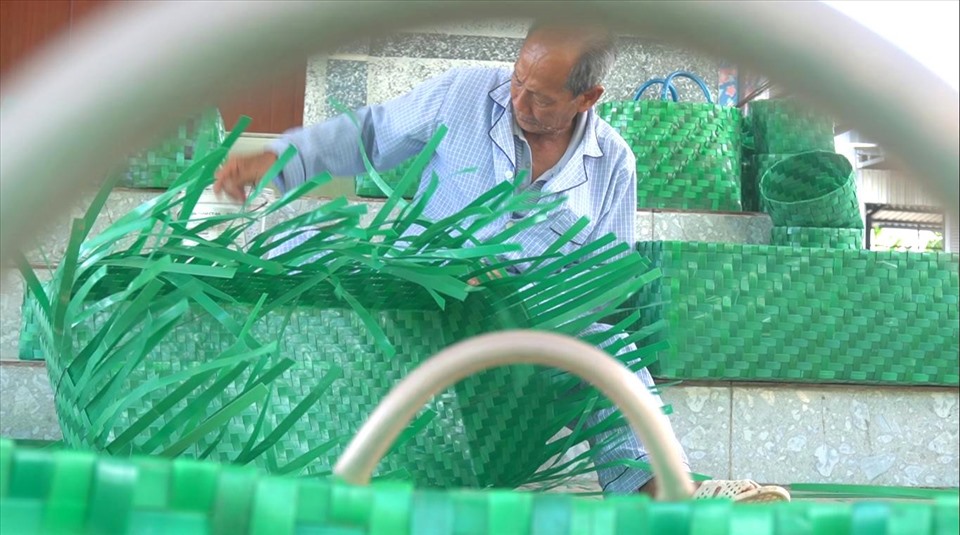 Hiện nay, sản phẩm giỏ nhựa từ dây buộc gạch của ông Lẹ được nhiều người đặt mua vì nó có thể đựng trái cây, rau củ quả...chịu tải lên đến 100kg. Đơn hàng quá nhiều ông làm không kịp giao và cũng không đủ giao vì phải chờ đi gom được nguyên liệu.