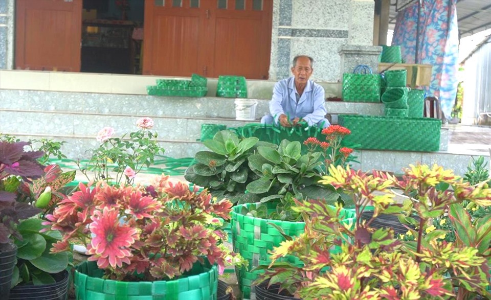 Ông bắt tay thực hiện ý tưởng thu gom, tái chế rác thải nhựa từ năm 2020. Cho đến nay lượng sản phẩm làm ra không đếm xuể, còn mọi người thì quen với việc ông đi nhặt dây nên không vứt không đốt nữa mà gom sẵn chờ ông đến lấy.