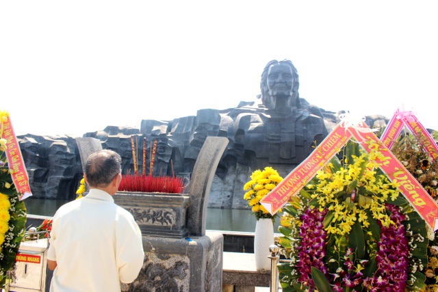 Du khÃ¡ch tham quan TÆ°á»£ng ÄÃ i Máº¹ Viá»t Nam Anh hÃ¹ng dá»p Táº¿t 