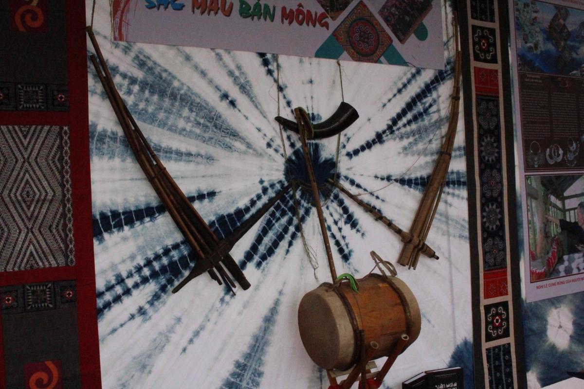Gậy sênh tiền trong bộ nhạc cụ của đồng bào Mông.