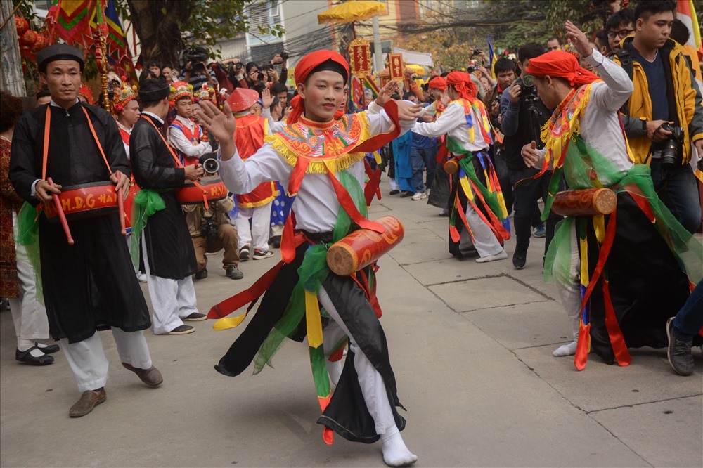 Em Nguyá»
n VÄn Chà Hiếu (Triá»u Khúc) chia sẻ: âÄây là nÄm thứ 5 em ÄÆ°á»£c tham gia biá»u diá»
n múa âCon ÄÄ© Äánh bá»ngâ. Em rất tá»± hà o khi ÄÆ°á»£c tham gia Äá»i múa. Äá» có thá» biá»u diá»
n, Äá»i múa Äã bá» ra rất nhiá»u ngà y và tâm huyết táºp luyá»nâ.