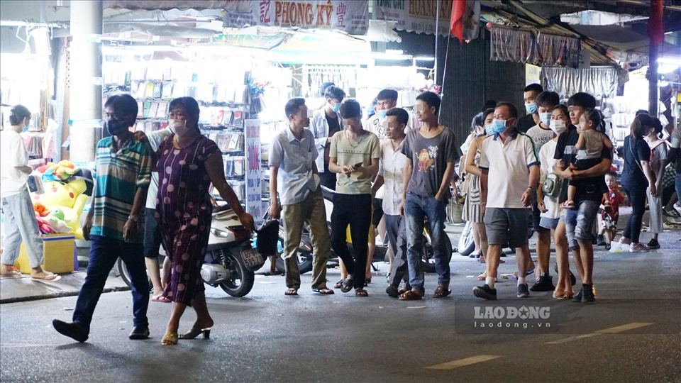 Tình trạng người dân lơ là không đeo khẩu trang tại các địa điểm du lịch, công cộng của Cần Thơ đã được Báo Lao Động nhiều lần phản ánh. Tuy nhiên, đến nay các biện pháp nhắc nhở, tuyên truyền vẫn chưa thực sự “chạm” đến người dân.