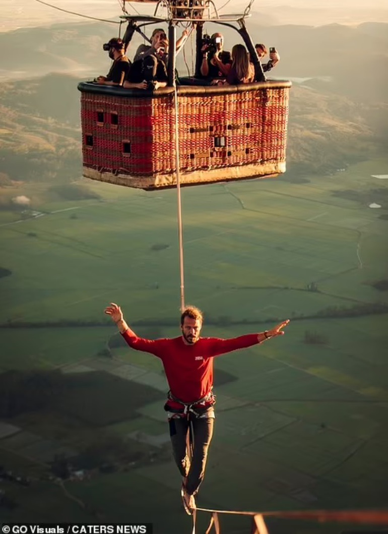 Kỷ lục thế giới mới: Bước đi trên dây ở độ cao... 1.900 mét - 8