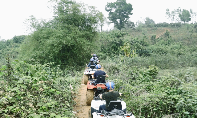 Du khách cưỡi quái thú vượt dốc, băng rừng ở ngoại ô Hà thành - 5