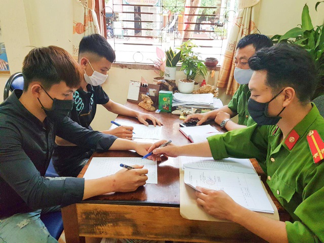 Hai thanh niên trèo tường đột nhập khu cách ly để... thăm bạn gái - 1