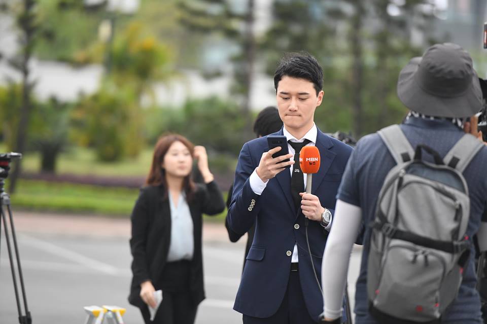 phong vien quoc te mang thiet bi “khung” den ha noi dua tin hoi nghi thuong dinh my- trieu hinh anh 7