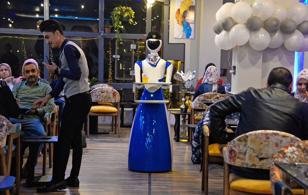 Doc dao nha hang co robot phuc vu xuat hien lan dau tien tai Iraq hinh anh 1