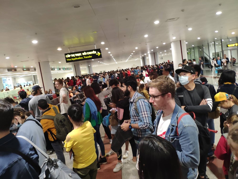 [Photo] San bay Noi Bai that chat kiem soat khach nhap canh hinh anh 4