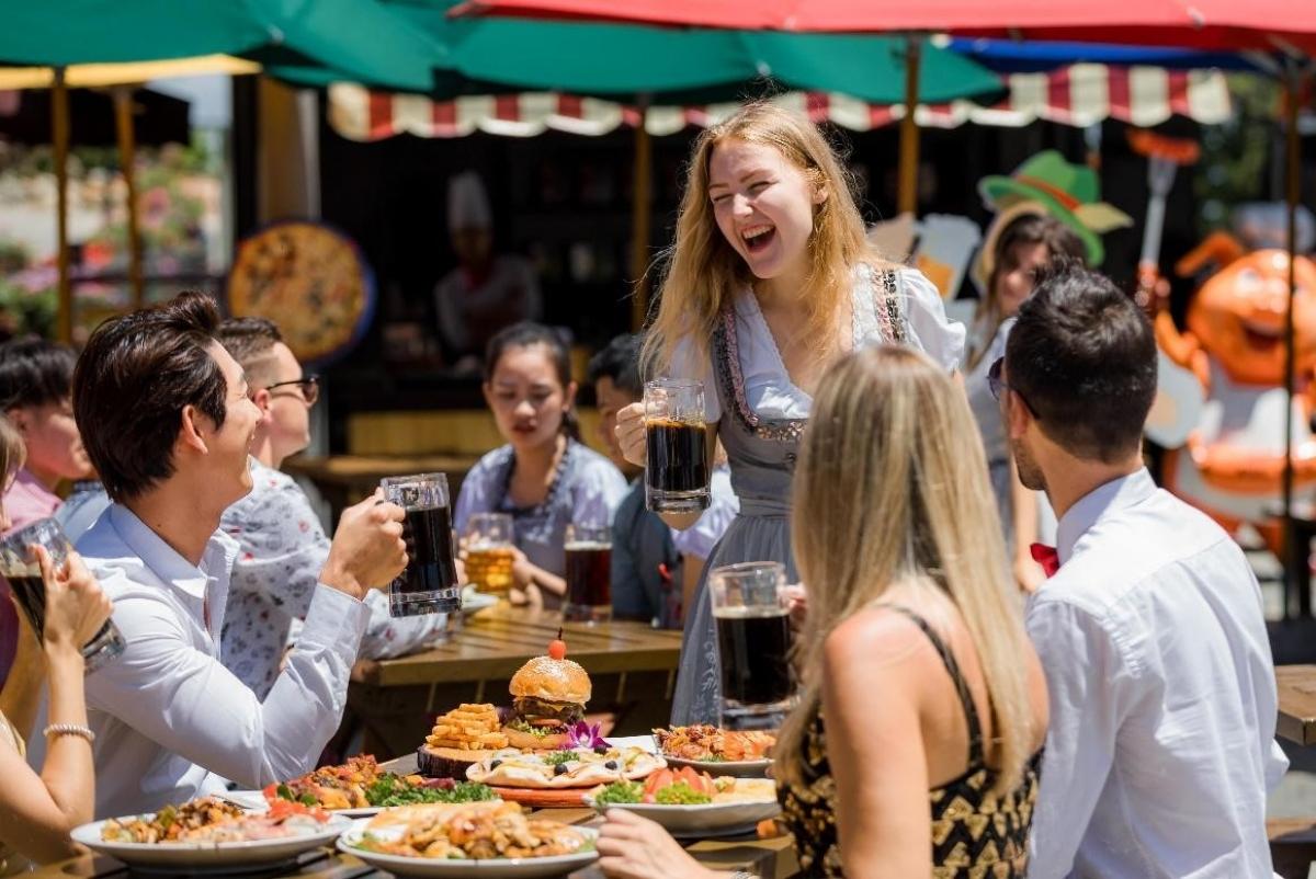 Nếu nghĩ rằng đến Beer Plaza chỉ để uống bia thì bạn đã... nhầm! Ngoài những loại bia hảo hạng và những món nướng thơm lừng khiến bạn có cảm giác như đang lạc giữa một con phố hội hè của châu Âu, thì Beer Plaza với không gian đường phố Âu bên ngoài và cực chill bên trong còn là 