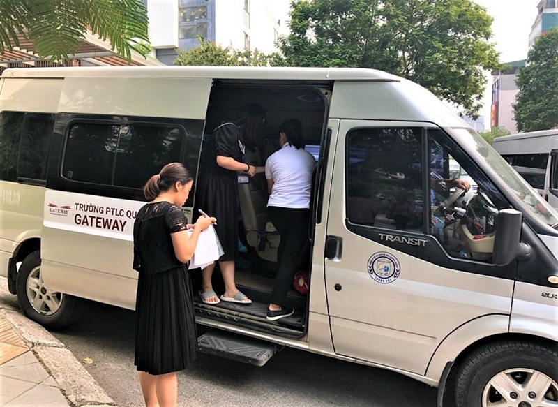 âvu hoc sinh truong gateway tu vong: quy dinh moi ve xe dua don khach hinh 1