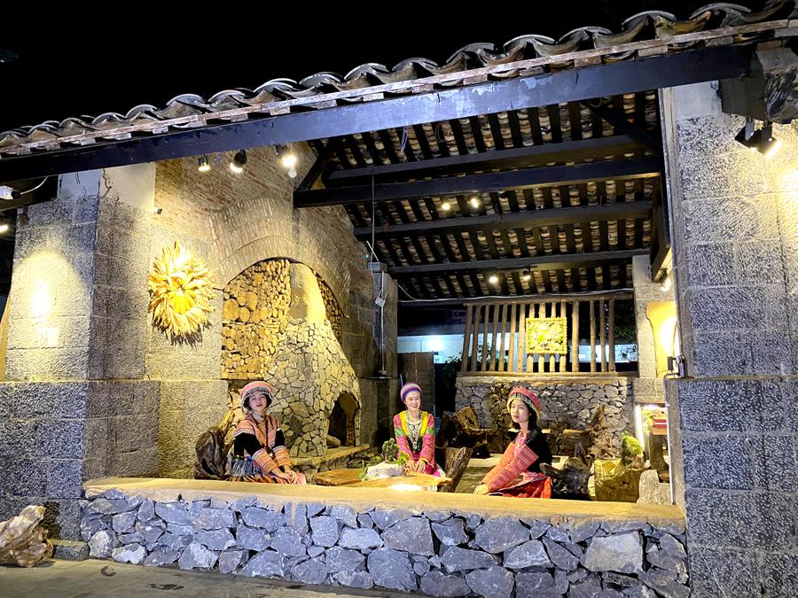 Quán Cà phê Tam giác mạch là không gian thu nhỏ của vùng Cao nguyên đá. Ảnh: MY LY