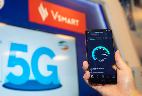 Người dùng háo hức trải nghiệm điện thoại Vsmart 5G ‘Make in Vietnam’