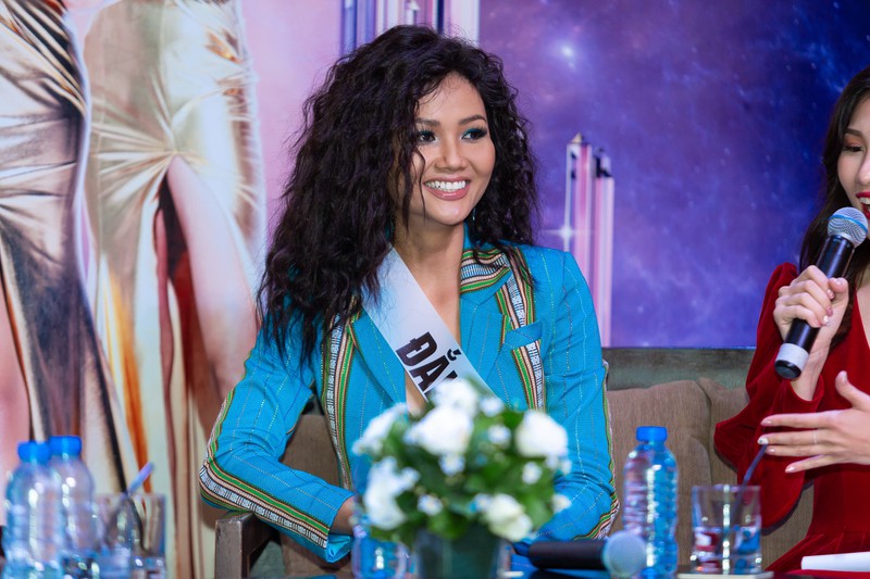 hoa hau h'hen nie la lam voi toc xu, tu tin do catwalk cung hoang thuy hinh 2