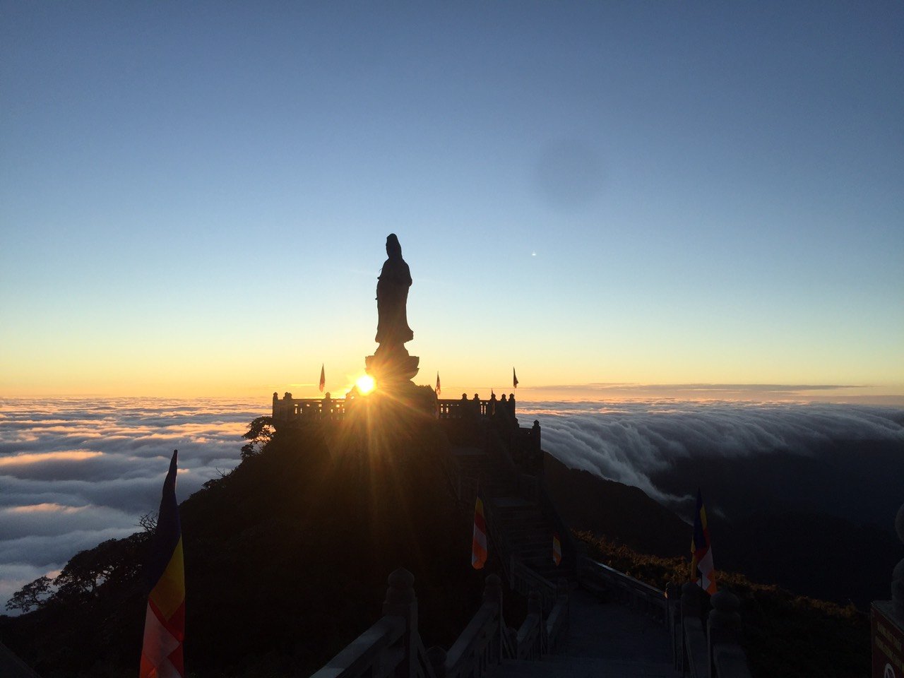 dai-le-cau-quoc-thai-dan-an-tren-dinh-Fansipan 1