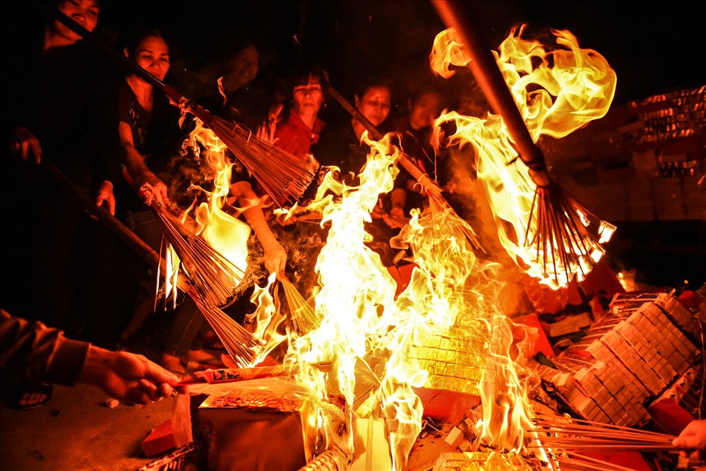 Sau khi cụ từ Äá»t hương, tất cả cùng Äá» xô và o châm vá»i mong muá»n có lá»c Äầu nÄm.