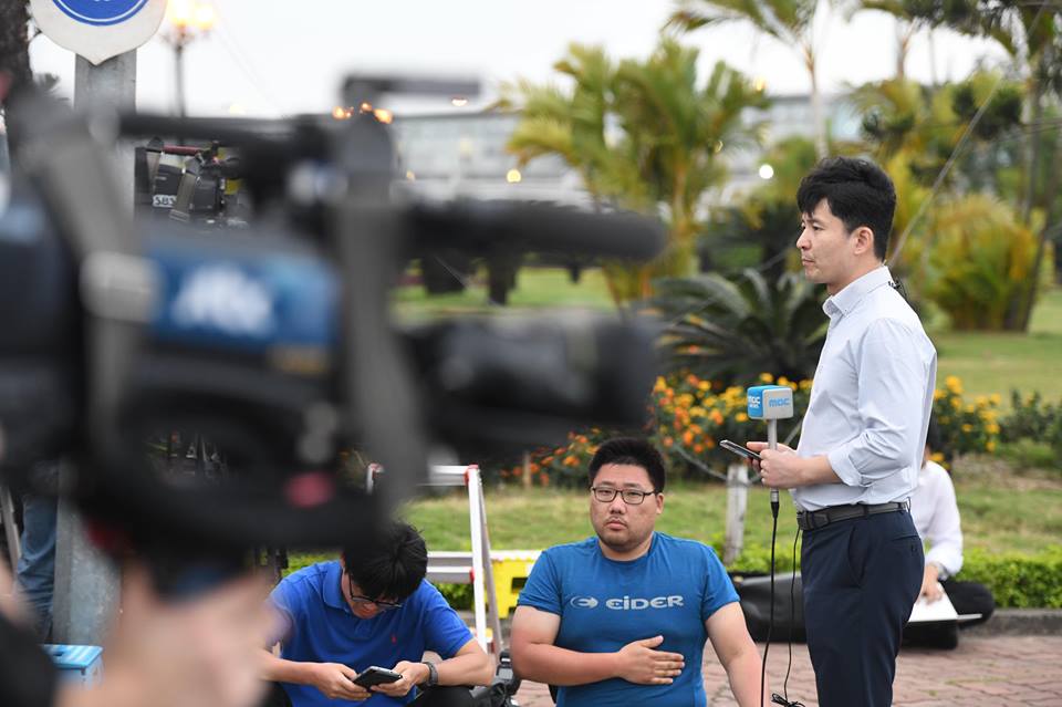 phong vien quoc te mang thiet bi “khung” den ha noi dua tin hoi nghi thuong dinh my- trieu hinh anh 8