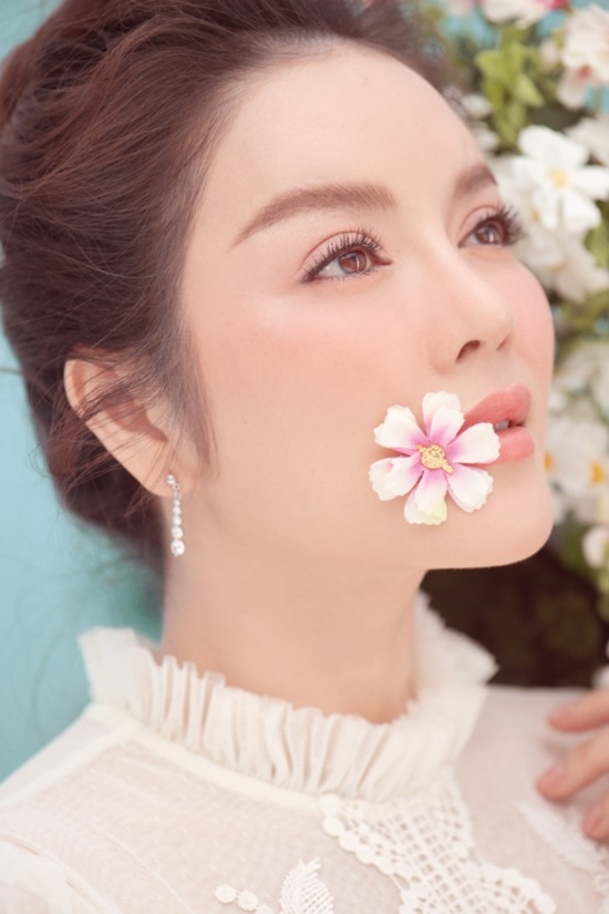 ly nha ky chup anh tet doc dao cung heo con, khoe ve dep non na hinh anh 7