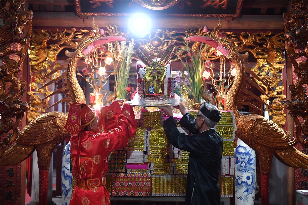 Toà n bá» và ng mã ngưá»i dân dâng lên Äình dá»p Tết ÄÆ°á»£c Äem Äá»t, chia lá»a cho dân là ng lấy may.