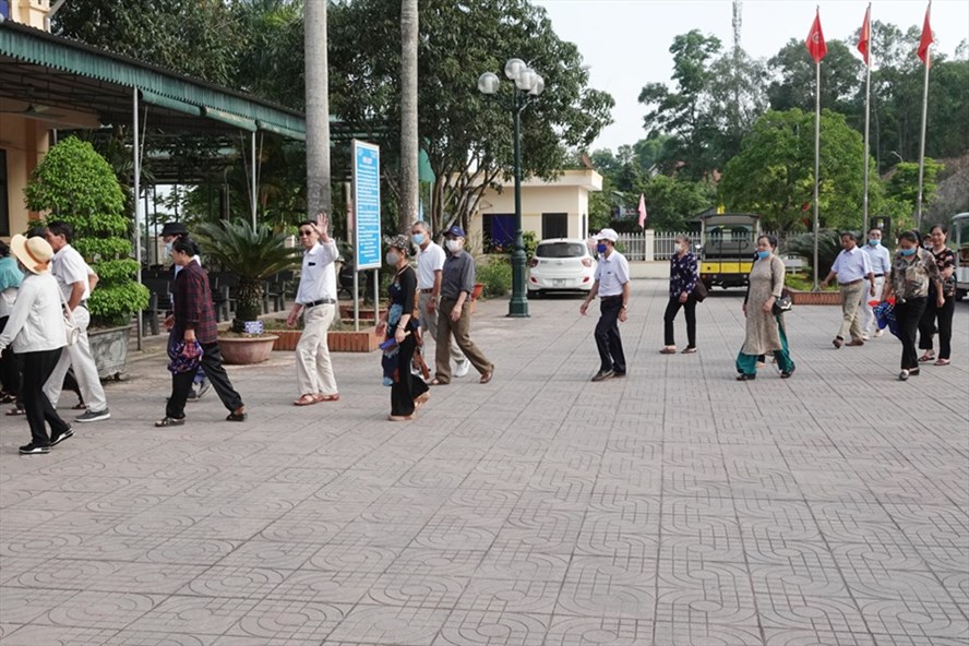 Du khách đến tham quan, hành hương tại Di tích Ngã ba Đồng Lộc sáng 9.4. Ảnh: Trần Tuấn.