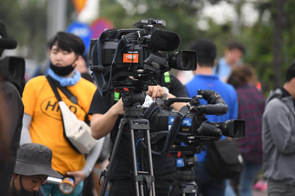 phong vien quoc te mang thiet bi “khung” den ha noi dua tin hoi nghi thuong dinh my- trieu hinh anh 2