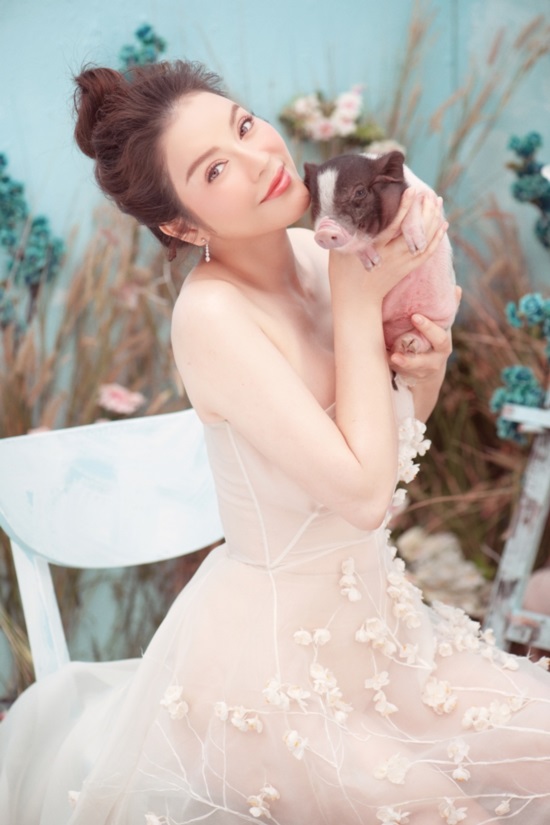 ly nha ky chup anh tet doc dao cung heo con, khoe ve dep non na hinh anh 4