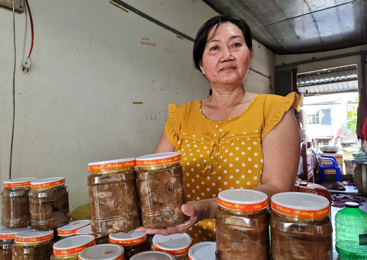 Tiệm Mắm Dũng của cô Bảy Hiền luôn đắt hàng mỗi dịp Tết đến xuân về.