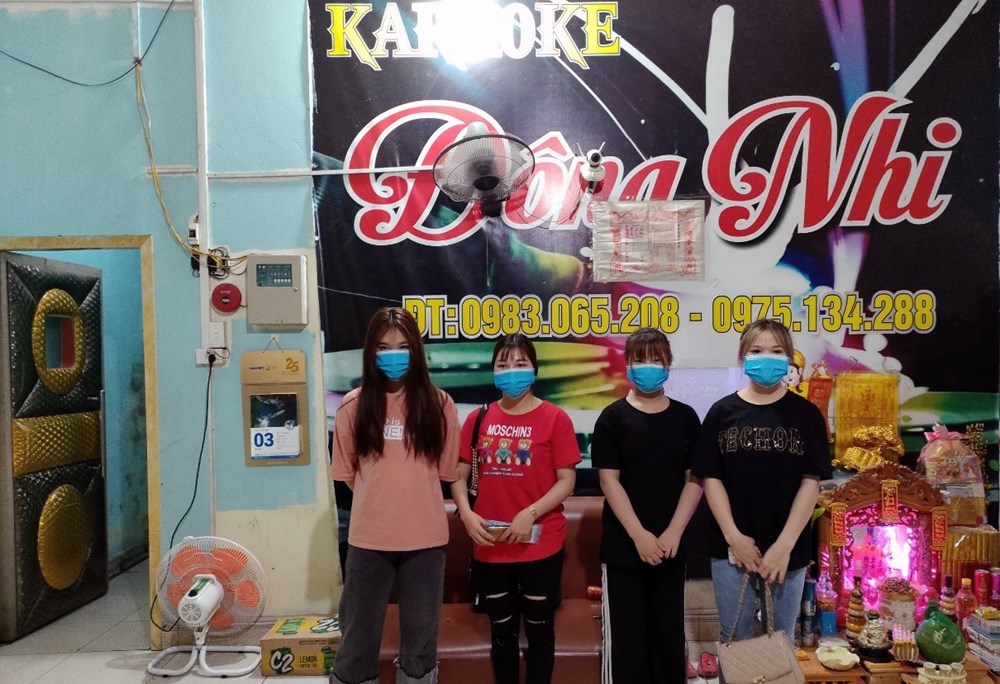 Quang Ninh: Xu phat nhom thanh nien hat karaoke, vi pham lenh cam hinh anh 2