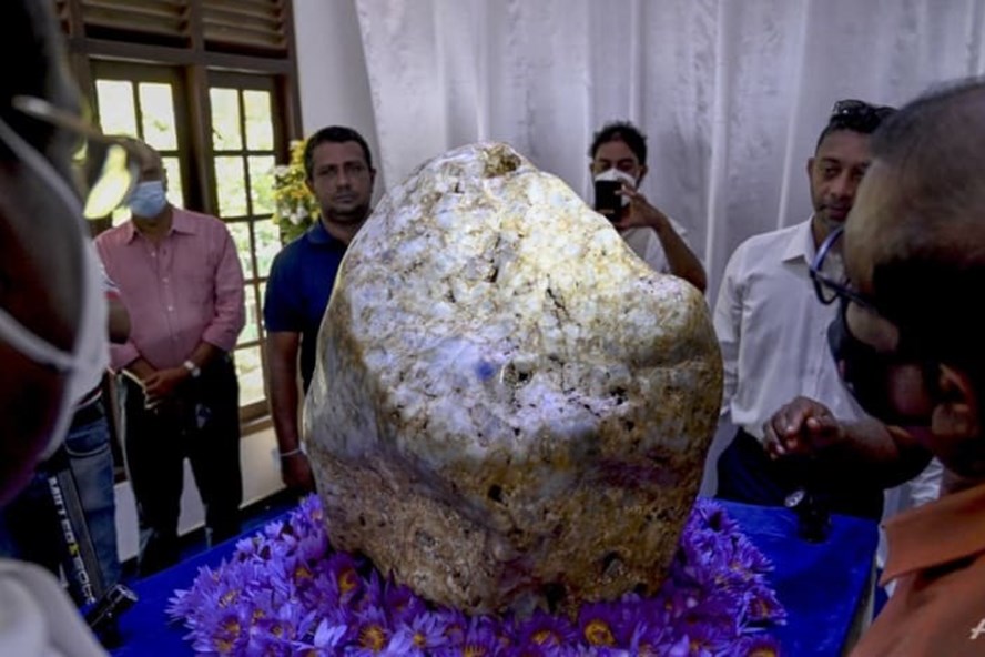Cận cảnh khối Sapphire xanh 310kg lớn nhất thế giới tìm thấy ở Sri Lanka. Ảnh: AFP