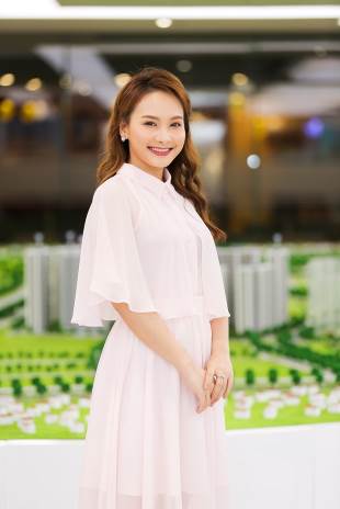 A person in a white shirt    Description automatically generated