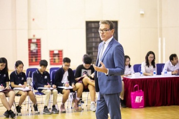 Description: http://vinschool.com/Uploads/2018/Tin%20tuc/Thay%20John/4.jpg