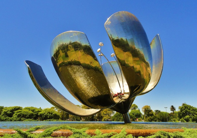 Ấn tượng với bông hoa nặng 18 tấn, cao 23 m - 1