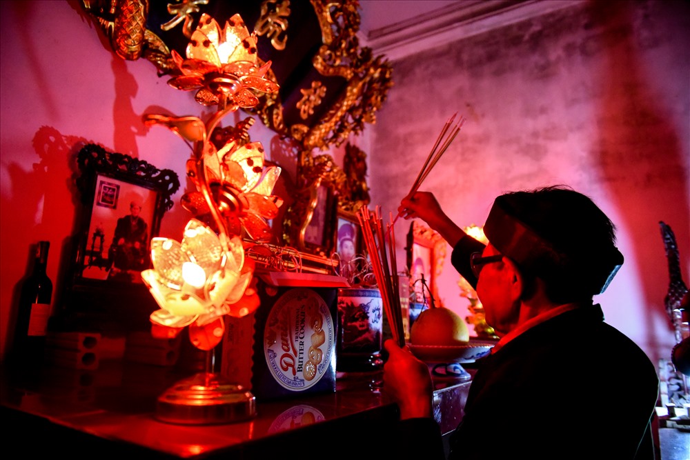 Sau khi lấy ÄÆ°á»£c lá»a vá» ngưá»i dân dâng lên ban thá», cầu cho gia Äình sức khá»e và gặp nhiá»u may mắn trong nÄm. Theo quan niá»m xưa lá»
há»i nà y không chá» mang lại may mắn cho má»i ngưá»i mà cả nÄm gia Äình sẽ thuáºn buá»m xuôi gió.