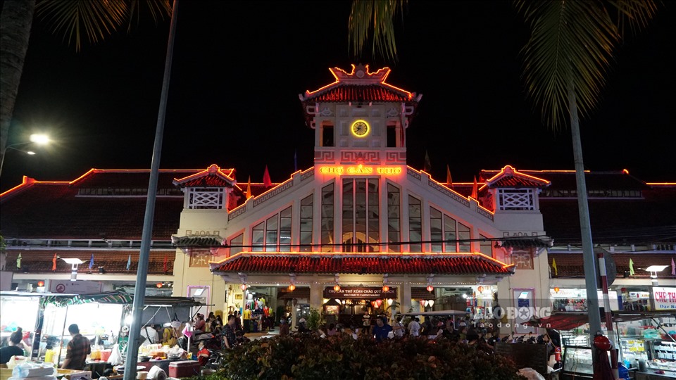 Tối ngày 30.4, theo ghi nhận của Báo Lao Động, có đến hàng nghìn du khách từ các vùng miền tới tham quan tại bến Ninh Kiều (Tp. Cần Thơ).