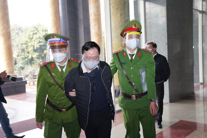 Xét xử vụ bằng giả Đại học Đông Đô: Tòa triệu tập 30 người liên quan, 200 người làm chứng - Ảnh 1. Xét xử vụ bằng giả Đại học Đông Đô: Tòa triệu tập 30 người liên quan, 200 người làm chứng - Ảnh 1.