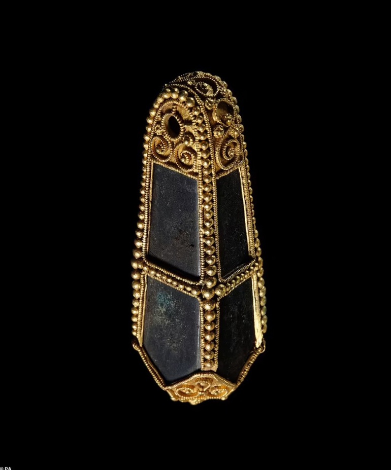 Vẻ đẹp gây sửng sốt của chiếc bình thạch anh bọc vàng hơn 1.000 năm tuổi - 10