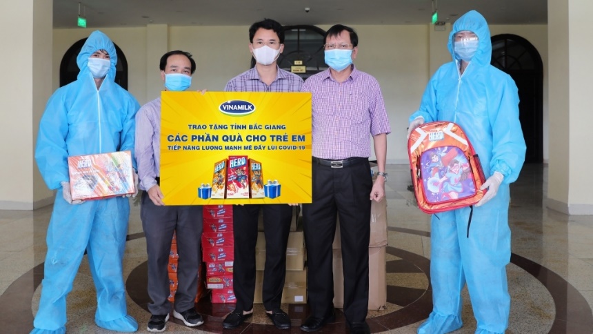 Description: Vinamilk tặng 3.000 phần sữa và quà 1/6 cho các "anh hùng nhí" tại các khu  cách ly