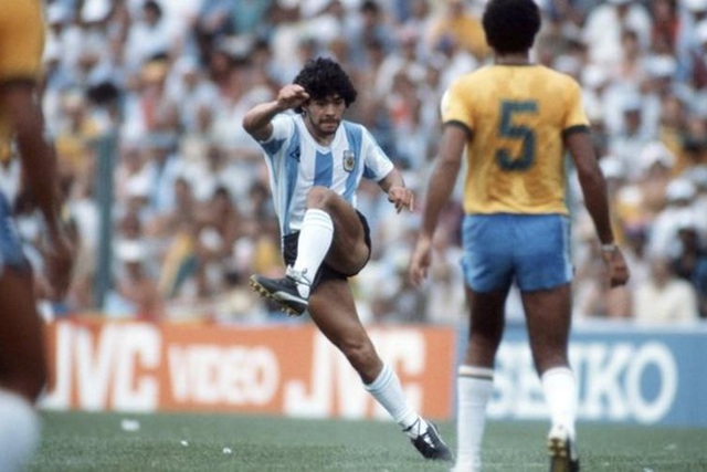 Những khoảnh khắc đáng nhớ trong sự nghiệp của Diego Maradona - 1