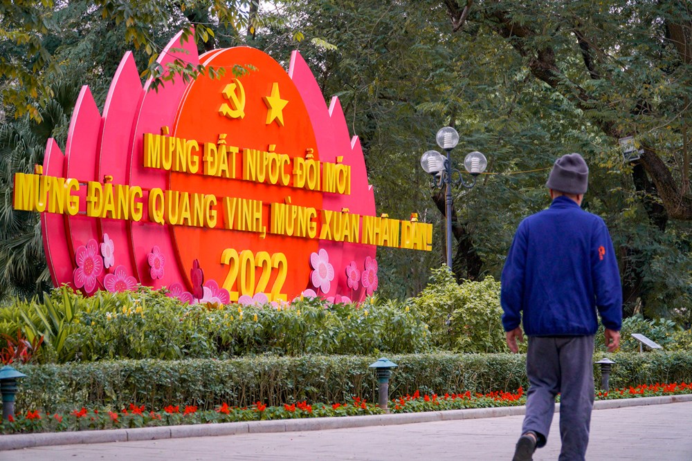 Pho phuong Ha Noi thanh binh trong ngay mung 1 Tet Nham Dan hinh anh 17