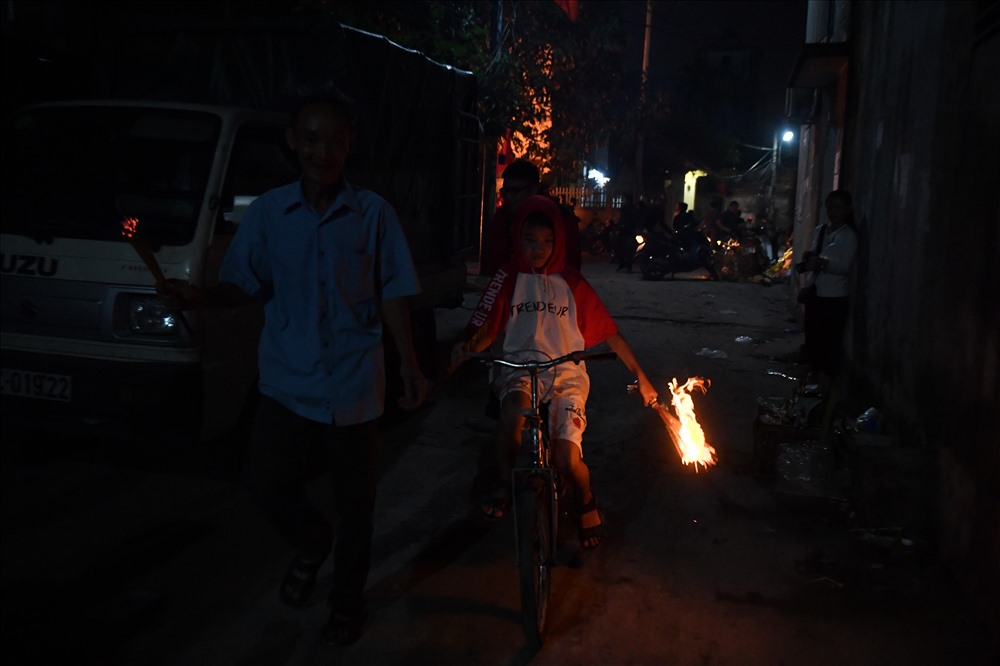 Dân là ng quan niá»m, ai mang lá»a vá» nhà mình nhanh nhất sẽ ÄÆ°á»£c may mắn nhiá»u, Äá» nhiá»u. Vì thế, má»i ngưá»i Äá»u cá» gắng lấy bó hương to, giữ ngá»n lá»a lá»n trên ÄÆ°á»ng vá», tránh Äá» bá» dáºp tắt.