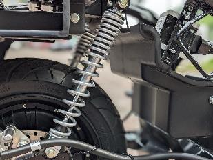 Description: \\10.111.50.70\Files\BanTT\BTT\1. Chung\II. Thu muc cong viec ca nhan\32. HONG HANH\1. Campaign\Vinfast\21. Mổ xẻ linh kiện Klara S\Bài bóc vỏ Klara S-20220628T053642Z-001\Bài bóc vỏ Klara S\Ảnh 11 - Giảm xóc.jpg