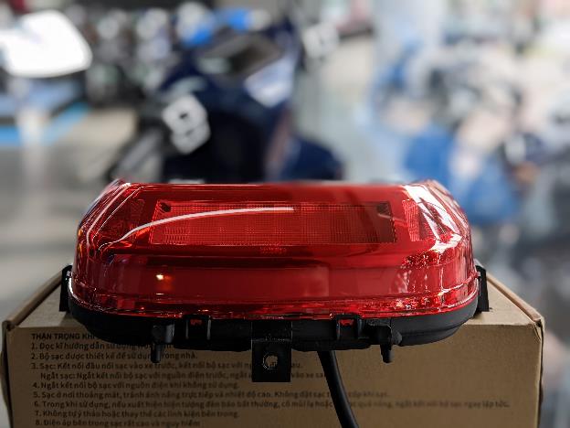 Description: \\10.111.50.70\Files\BanTT\BTT\1. Chung\II. Thu muc cong viec ca nhan\32. HONG HANH\1. Campaign\Vinfast\21. Mổ xẻ linh kiện Klara S\Bài bóc vỏ Klara S-20220628T053642Z-001\Bài bóc vỏ Klara S\Ảnh 3 - Cụm đèn hậu.jpg