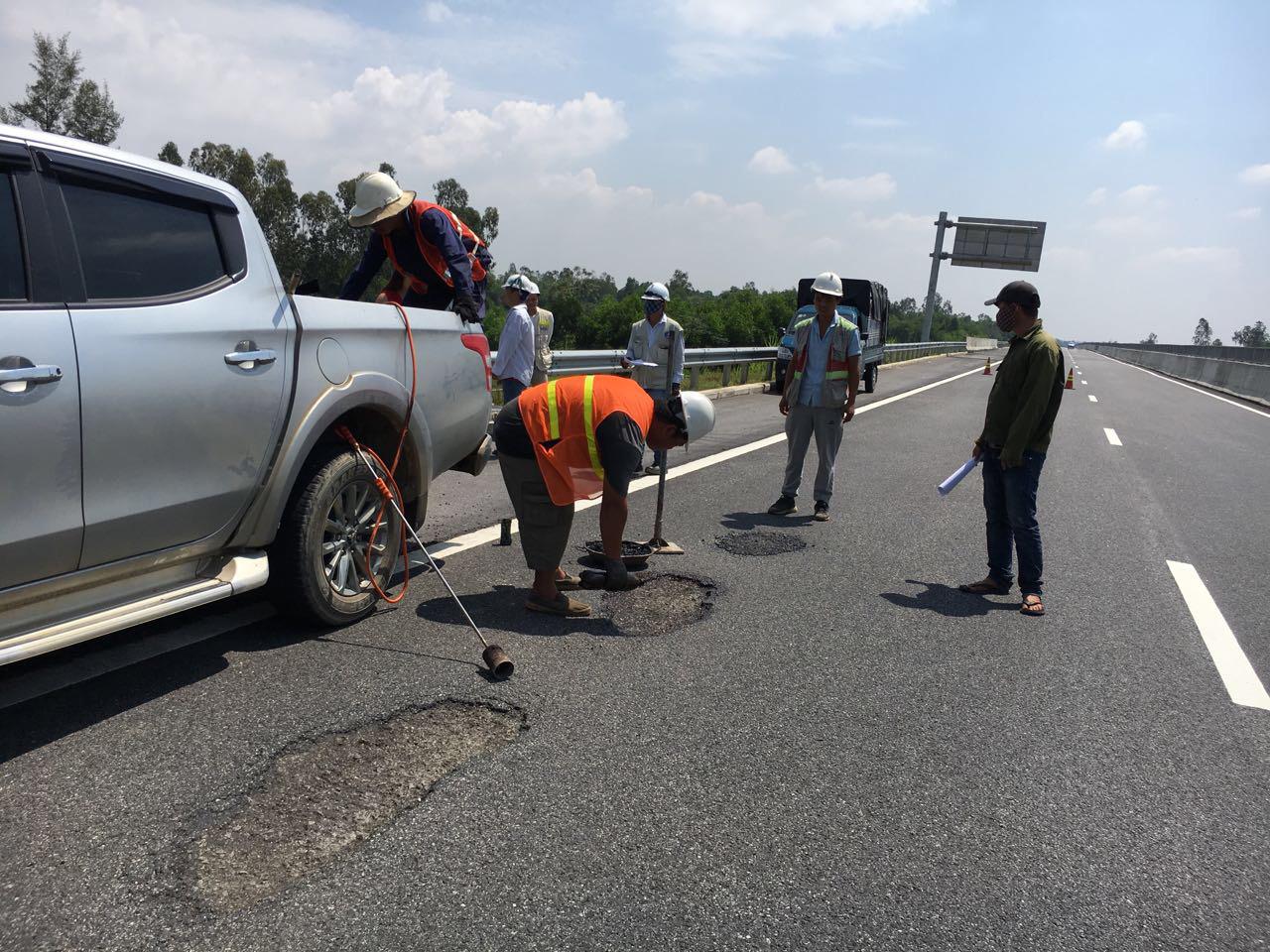 công nhân gấp rút khắc phục sự cố